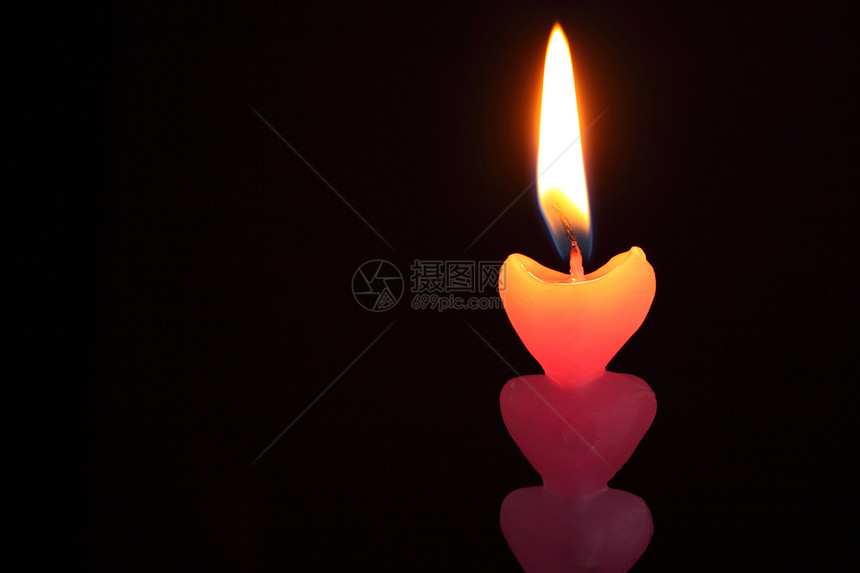 以心脏形状的蜡烛火焰情人图片