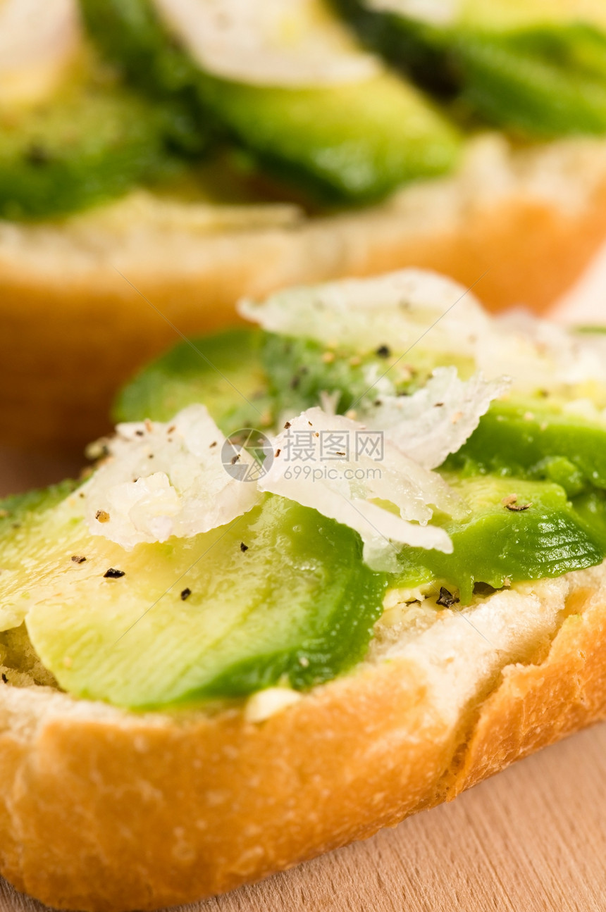 木板上含鳄梨的三明治午餐洋葱叶子面包健康碎片棕色包子食物美食图片