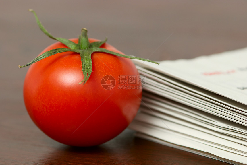 红番茄午餐阴影厨房食物饮食报纸营养餐具桌子饥饿图片