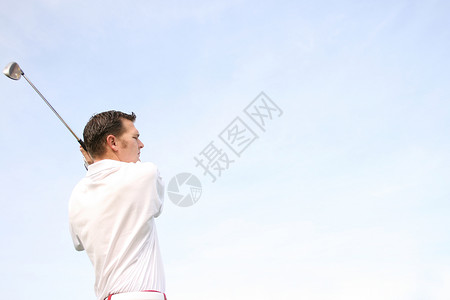 年轻的高尔夫球手套男性姿态运动运动员练习姿势男人闲暇练习场背景图片