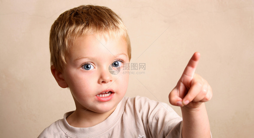 孙子白色金发男生鼻子手指孩子儿子棕色衬衫耳朵图片