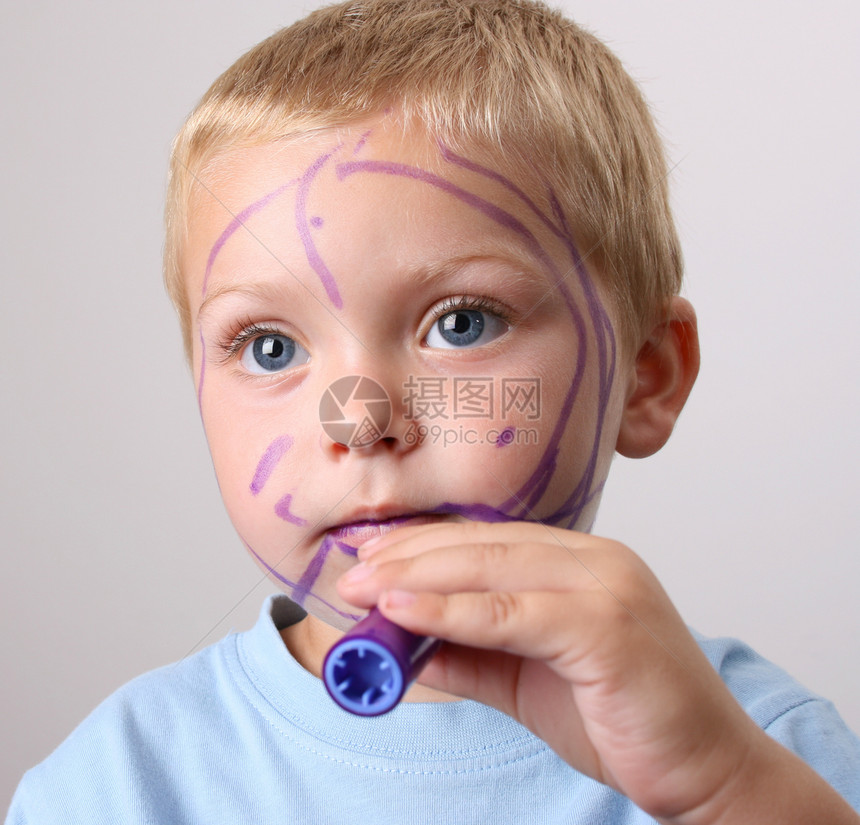 美丽的金发男孩皮肤条纹白色写作儿童蓝色乐趣儿子眼睛鼻子图片