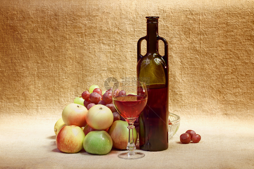 死     一瓶葡萄酒和水果 对着画布图片