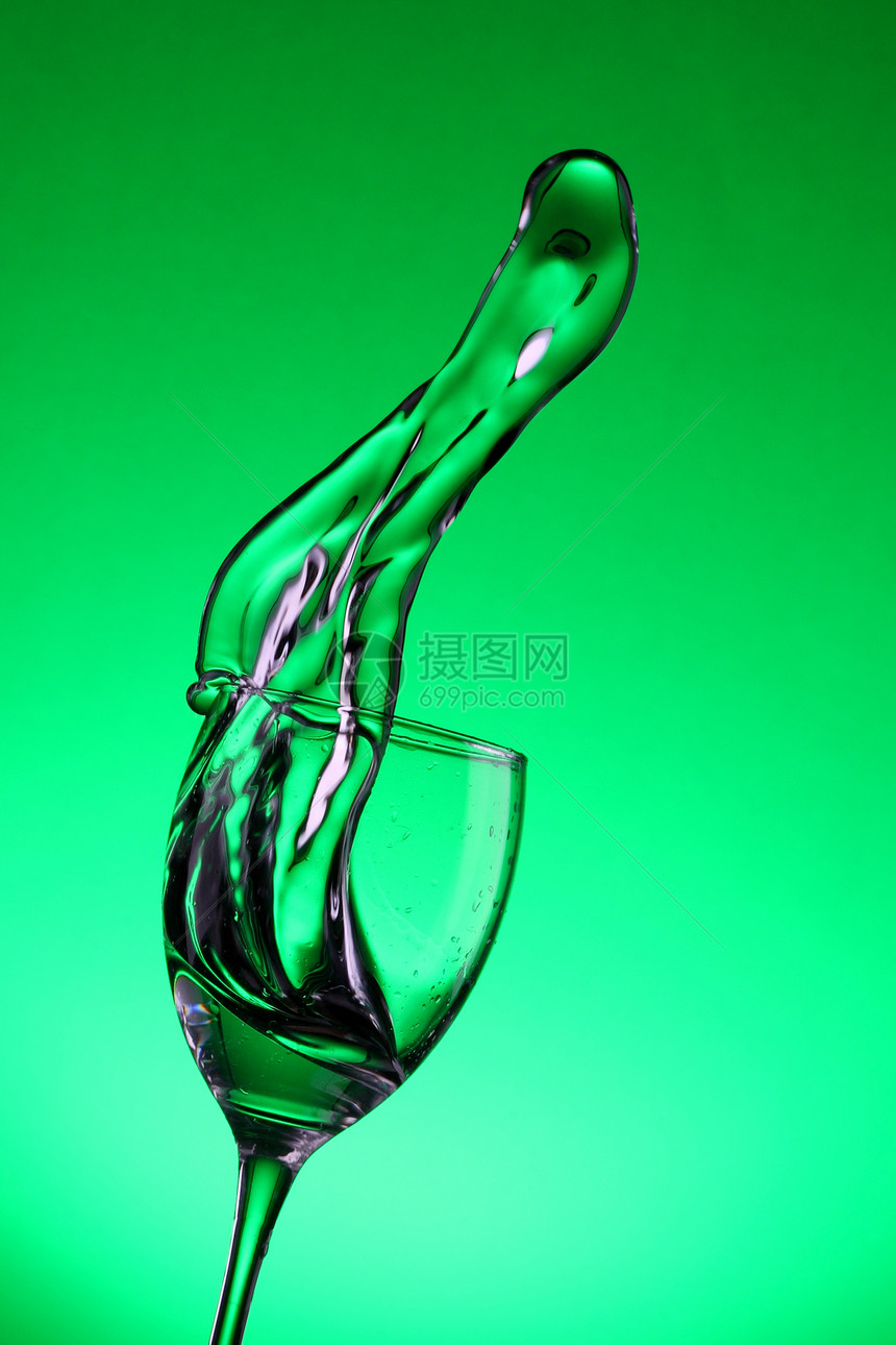水从水玻璃中喷出酒精卫生波纹飞溅流动环境茶点玻璃运动活力图片