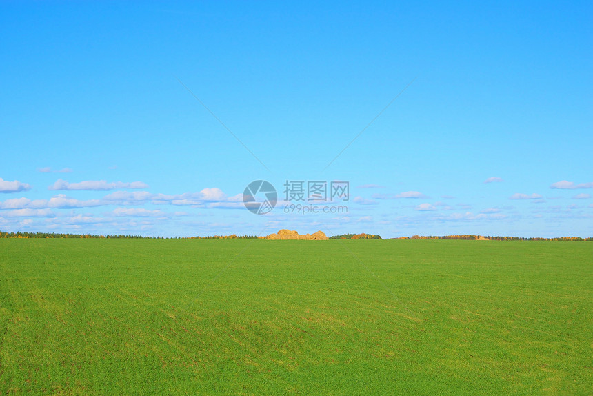 带堆叠的绿色字段阳光自由干草太阳蓝色环境天气城市季节天空图片