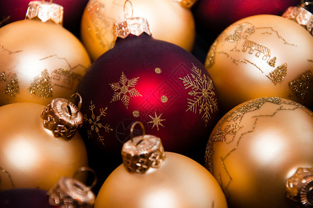 圣诞球雪花装饰品金子红色背景图片