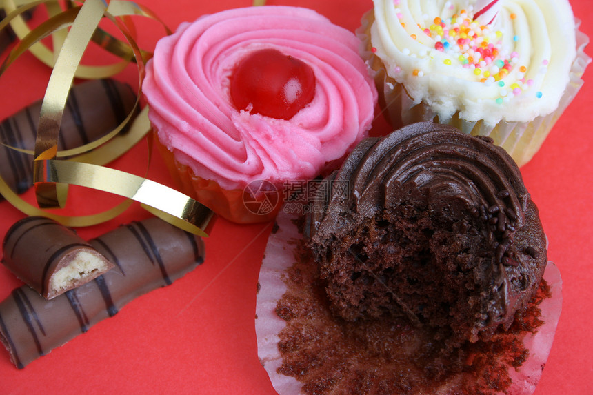 生日蛋糕蛋糕庆典丝带粉色蓝色小雨釉面红色金子香草款待图片