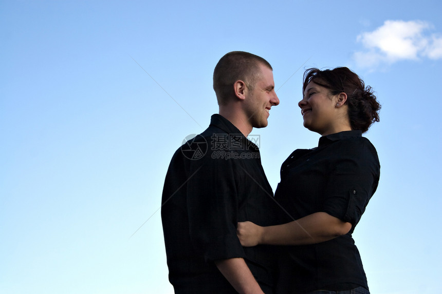 迷人的年轻夫妇婚姻天空友谊恋人拥抱夫妻女士幸福订婚异性图片