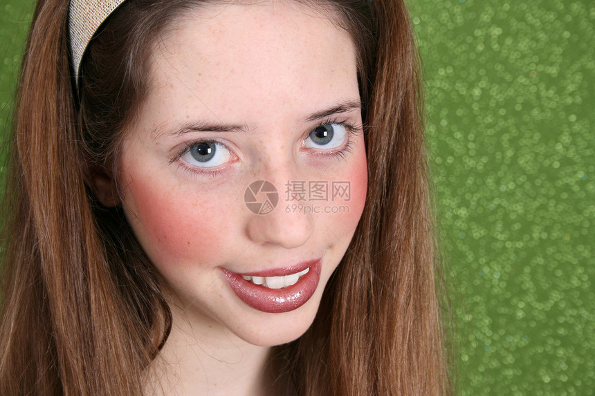 绿色的青少年大眼睛女性化头发化妆品乐队孩子嘴唇黑发女孩光泽度图片