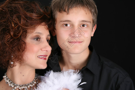 时尚的母亲和儿子珍珠女性黑发配件女士化妆品家庭青少年男性眼睛背景图片