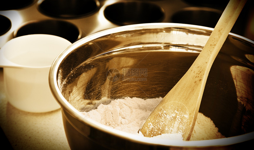烘烤成分琥珀色量杯勺子厨具棕褐色长椅不锈钢烹饪家常厨房图片