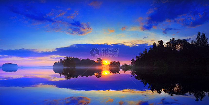 湖边的黎明蓝色沉思国家薄雾场景地平线日出阳光公园天空图片