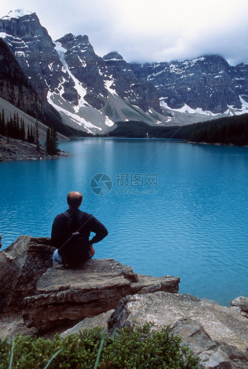 加拿大湖的Hiker图片