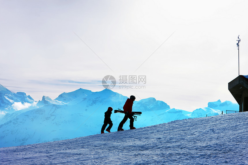 滑坡斜坡阳光天空顶峰阴影滑雪地形滑雪者岩石房子图片