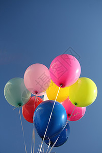 清蓝天空中的多彩气球紫色空气派对粉色黄色乐趣幸福白色蓝色绿色背景图片