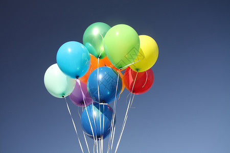 清蓝天空中的多彩气球幸福彩虹乐趣红色橙子蓝色绿色庆典紫色派对背景图片