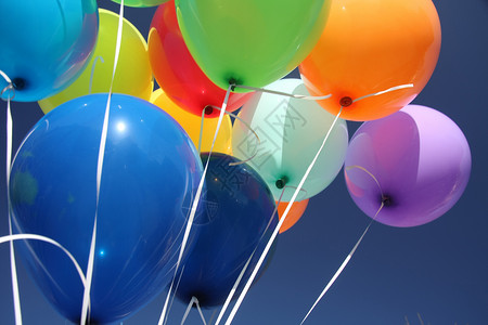 清蓝天空中的多彩气球派对紫色绿色黄色橙子庆典蓝色生日幸福空气背景图片