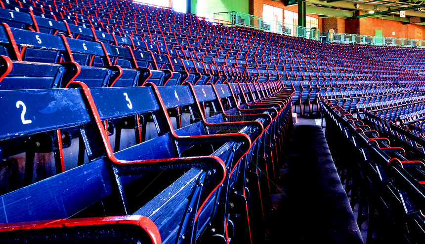 蓝色体育场座位观众运动站立棒球木头椅子手表游戏公园联盟图片