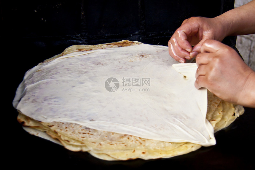 烘烤传统的摩洛哥煎饼饼子甜点小吃蛋糕工人厨房金子食物糕点面包图片