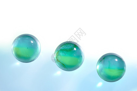 三个玻璃半透明球背景图片