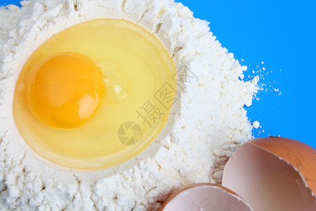 鸡蛋和面粉产品食物蛋白贝壳气泡蛋黄蓝色烘烤背景图片