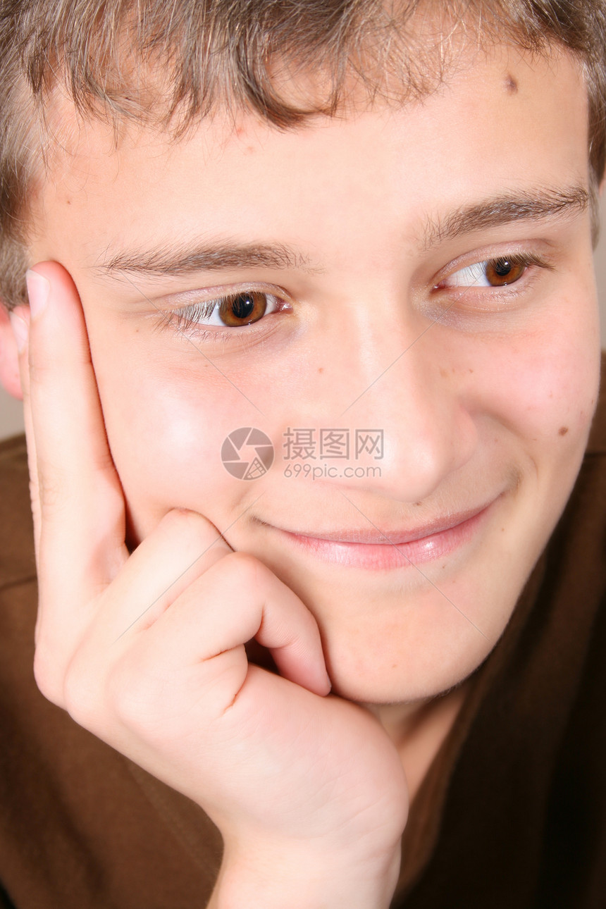 少年少年男孩男性想像力棕色黑发眼睛衬衫孩子皮肤头发微笑图片