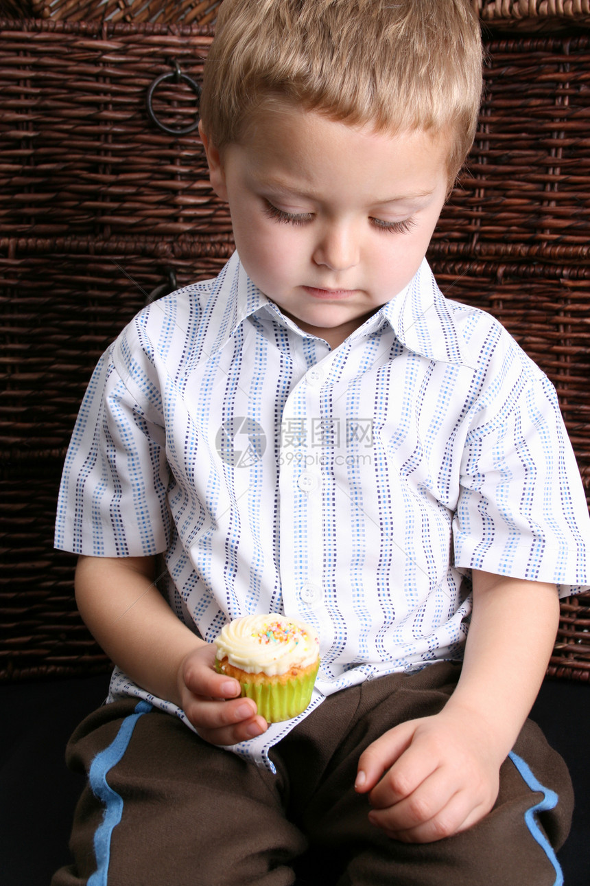 美丽的金发男孩食物耳朵皮肤蛋糕鼻子眼睛孩子手臂儿子儿童图片