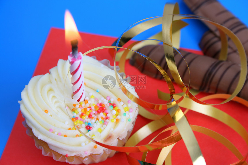 生日蛋糕丝带糖果蜡烛甜点粉色派对火焰漩涡香草装饰图片