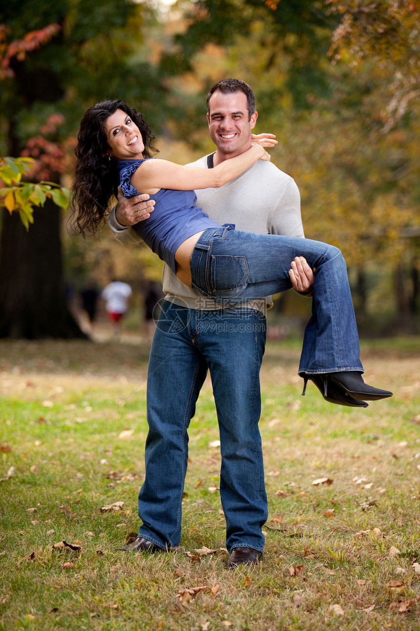 快乐的情侣朋友女士微笑订婚成人男性喜悦婚姻丈夫乐趣图片