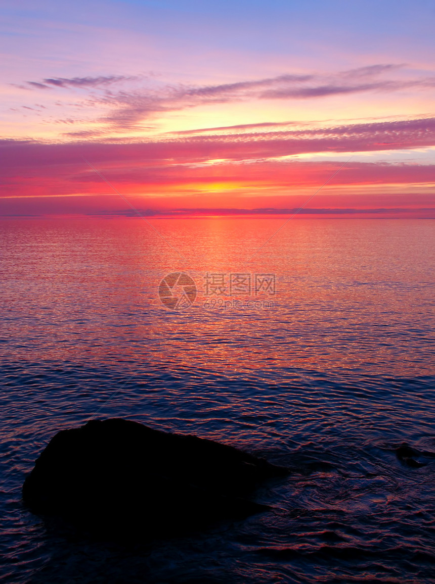高级日落湖波纹场景反射太阳日落湖泊粉色射线旅行风景图片