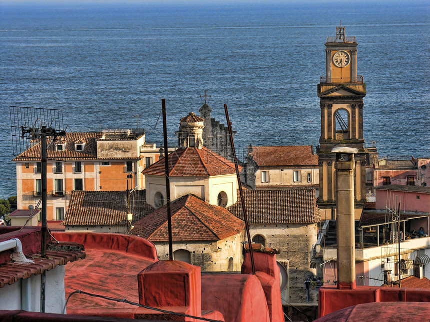 意大利阿马尔菲塔纳蓝色天空太阳海滩正方形海岸房子城市悬崖港口图片