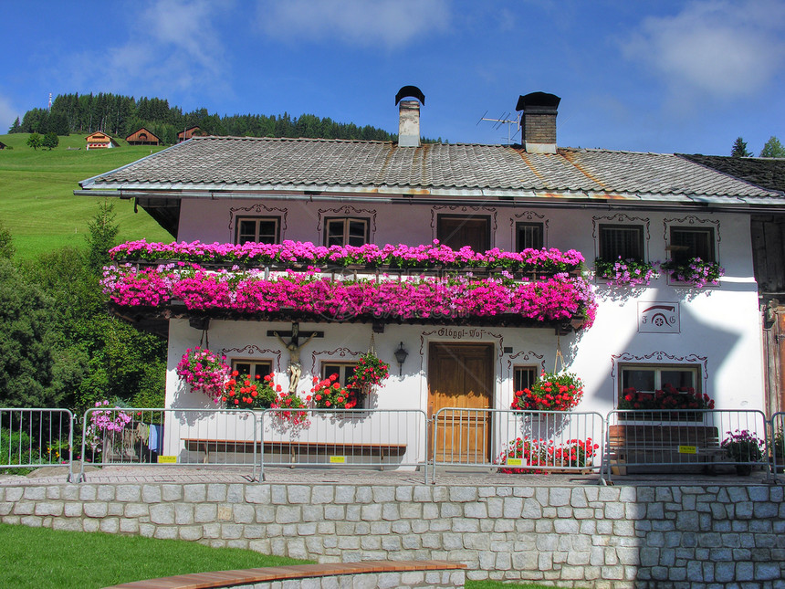 意大利多洛米山脉 2009年夏季农村登山滑雪森林滑雪者自行车天堂窗帘山地假期图片