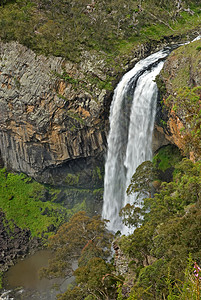 ebor河瀑布石头森林溪流绿色树木岩石荒野国家旅行风景背景图片