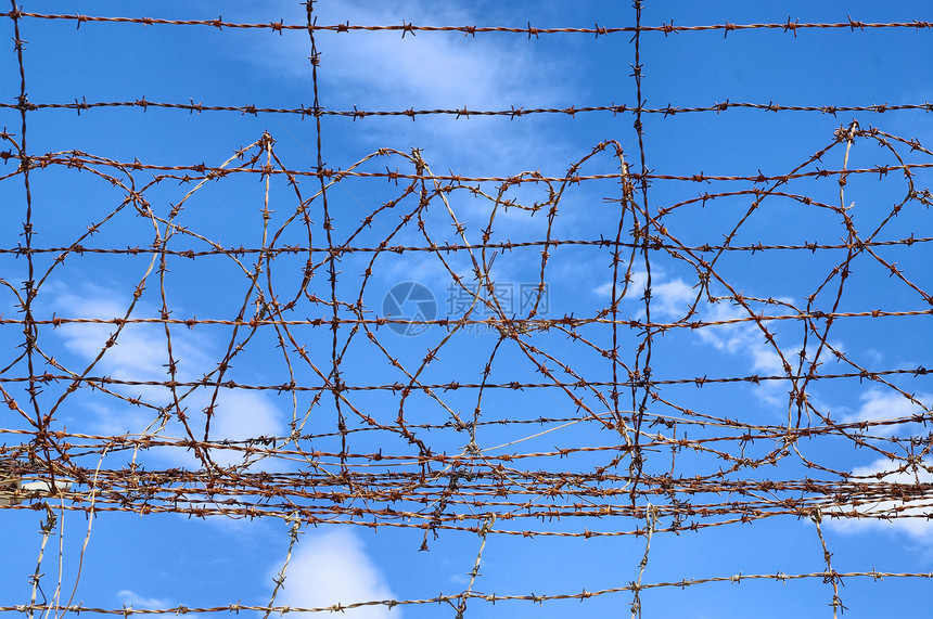蓝色天空障碍栅栏金属监狱自由图片