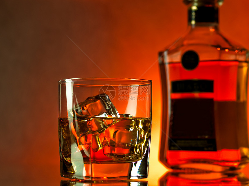 威士忌岩石立方体活力冰块瓶子饮料琥珀色反射玻璃色彩图片