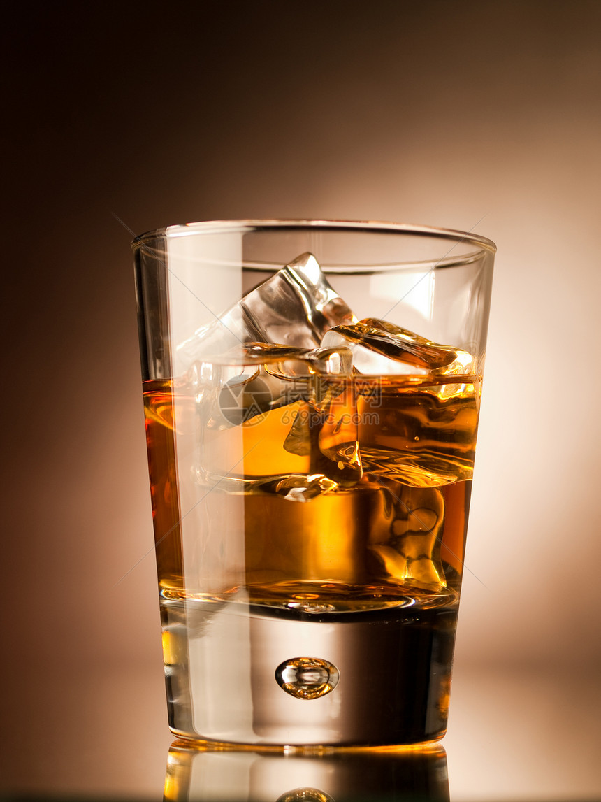 威士忌红色立方体玻璃饮料冰块棕色色彩烈酒液体岩石图片