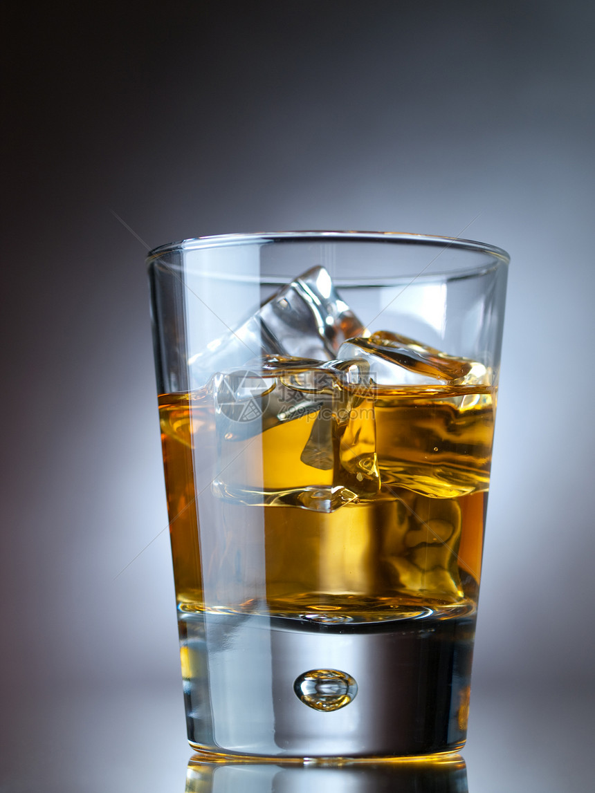 威士忌烈酒立方体反射液体岩石冰块红色饮料活力色彩图片