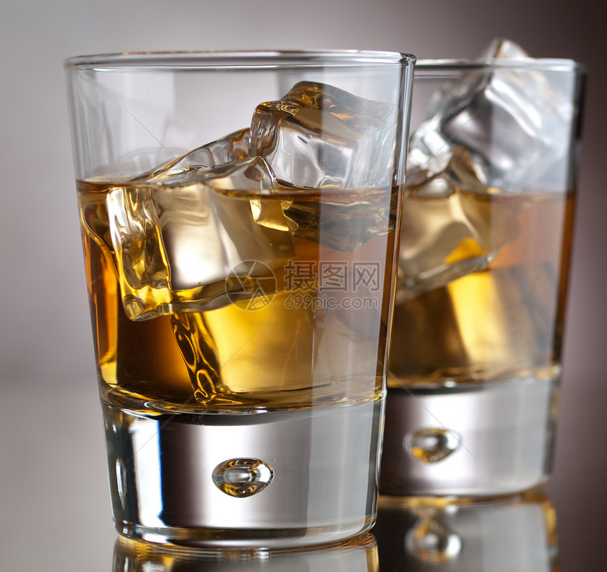 威士忌红色烈酒饮料活力玻璃酒精瓶子琥珀色岩石立方体图片
