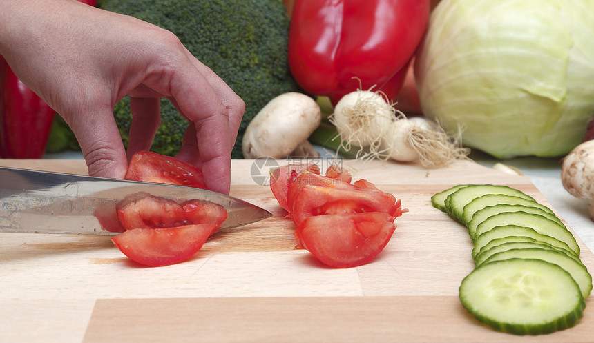 手切蔬菜绿色食物木头厨师刀刃黄瓜木板工作金属生物图片