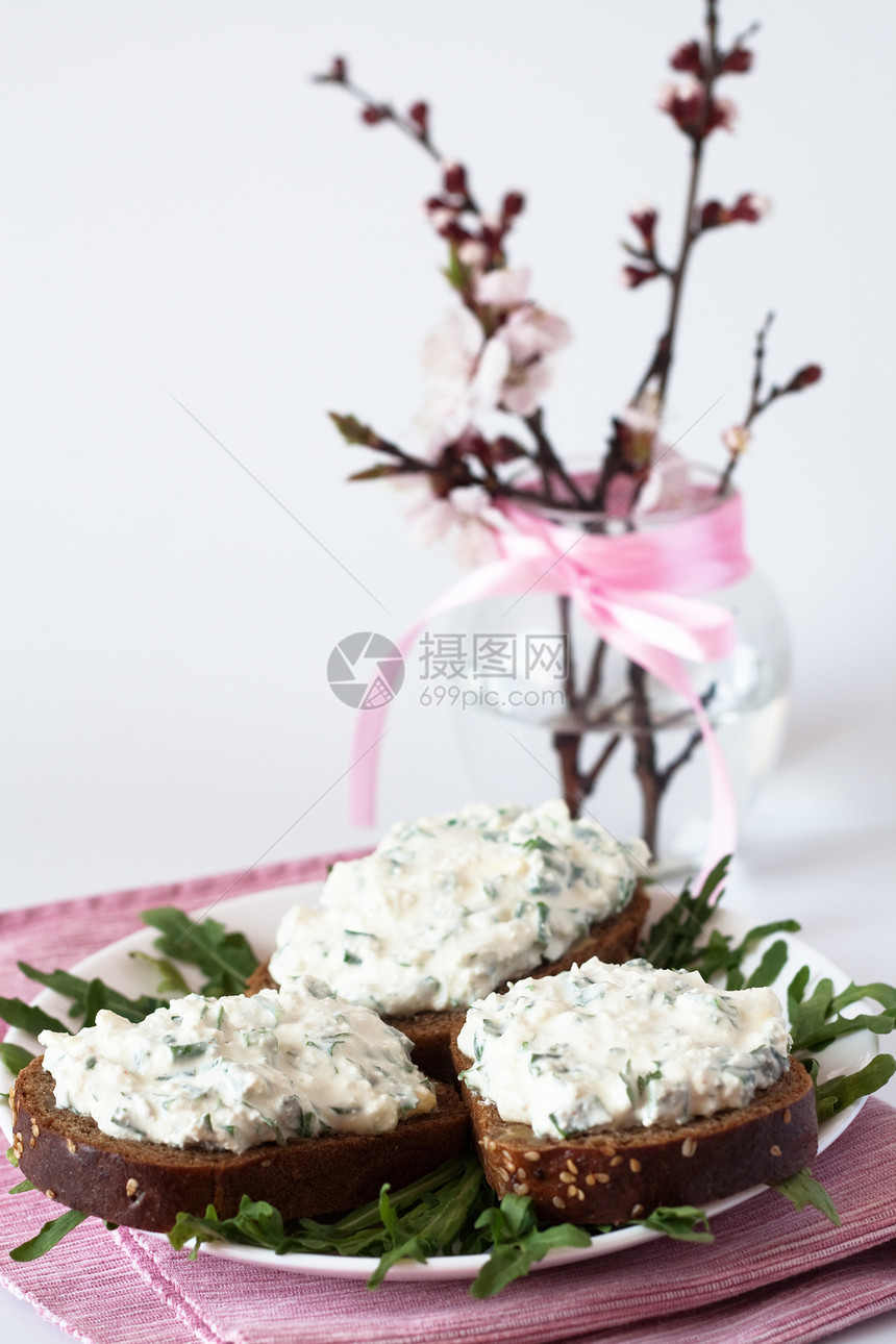 黑麦面包上吃奶酪零食 香菜和盛开的樱桃枝花束花瓶草药白色分支机构组织粉色绿色玻璃花朵巧克力图片