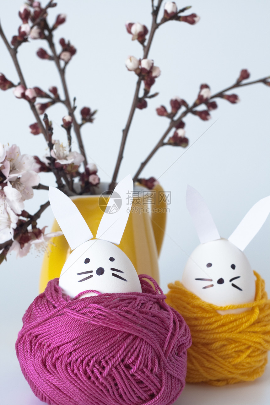 装饰复活节兔子和樱花花绿色树枝花束耳朵花朵紫色粉色黄色绞线图片