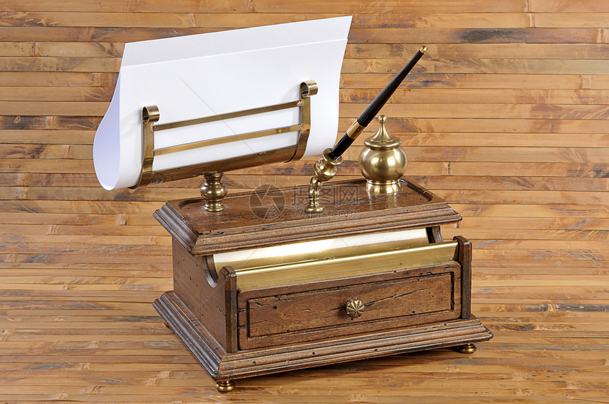 用于写作的老旧设置竹子祖母钢笔墨水瓶盒子办公室信纸纸叶青铜棕色图片