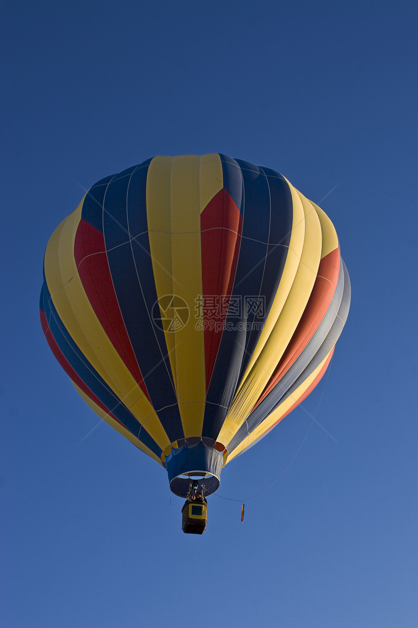 多色热气球高度剥皮飞行资格航空俘虏航班运输天空旅行图片