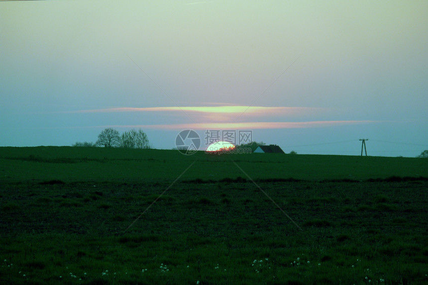 波兰太阳以西的波兰不同天空绘画村庄橙子亲密关系图片