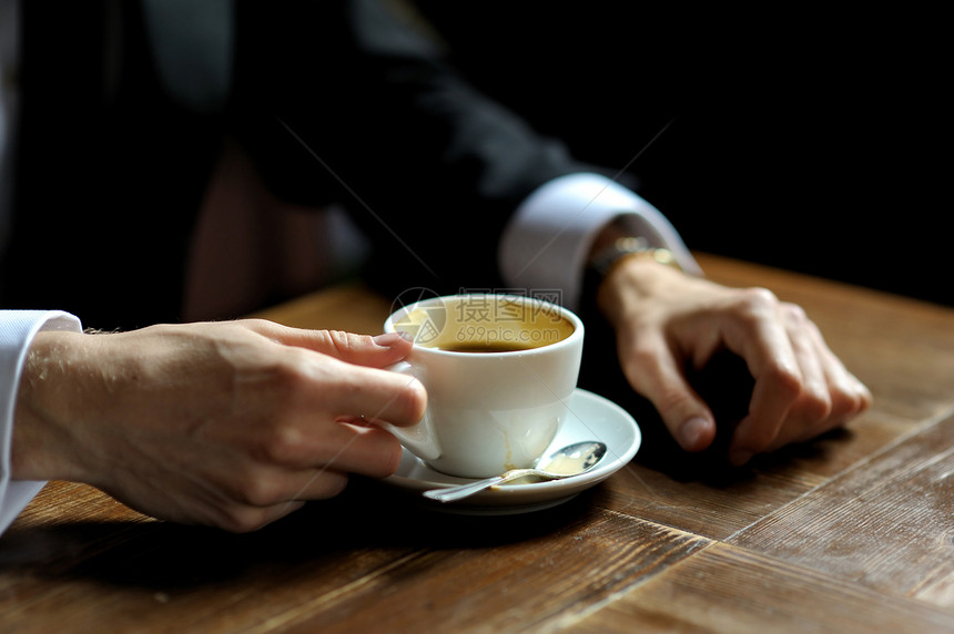 Groom的手握着一杯咖啡图片