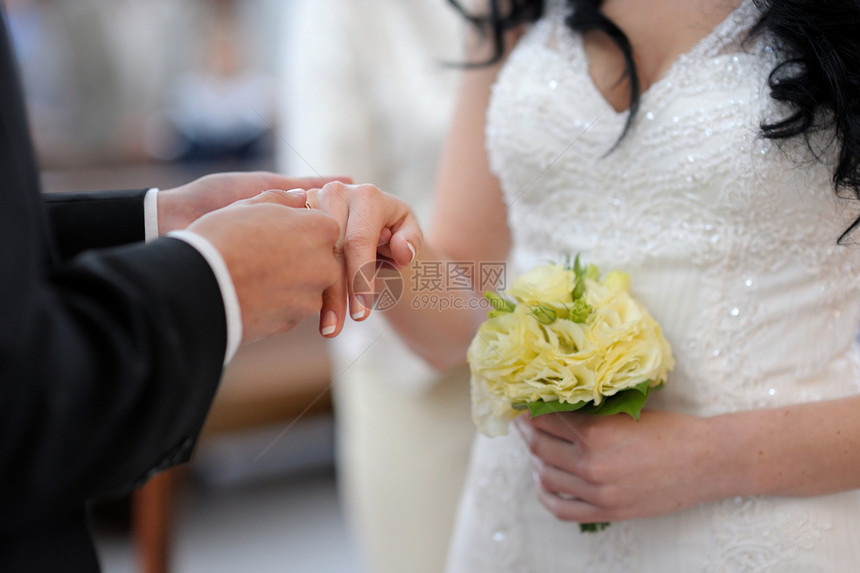 Groom 把戒指放在新娘的手指上珠宝庆典夫妻仪式教会婚礼男人婚姻配偶裙子图片
