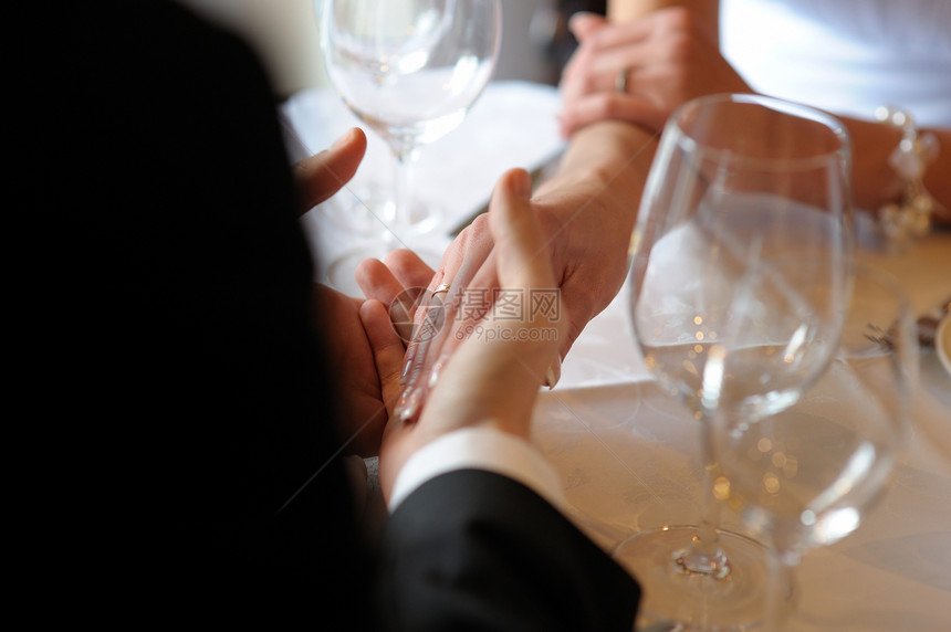新娘和新郎手牵手订婚女士婚礼男人婚姻女性戒指庆典夫妻玻璃图片