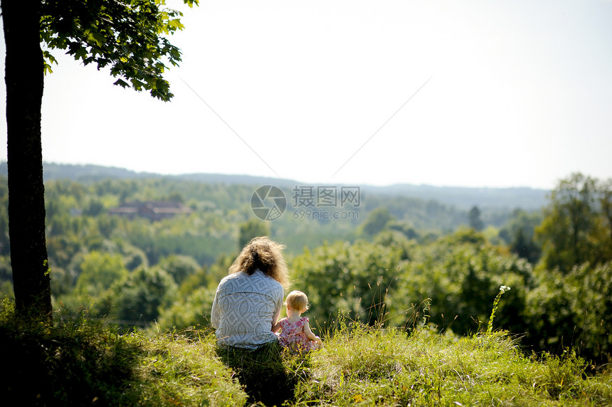 小女孩和她父亲 在悬崖边缘的悬崖边幸福女儿孩子童年婴儿男性家庭空气压痛自由图片