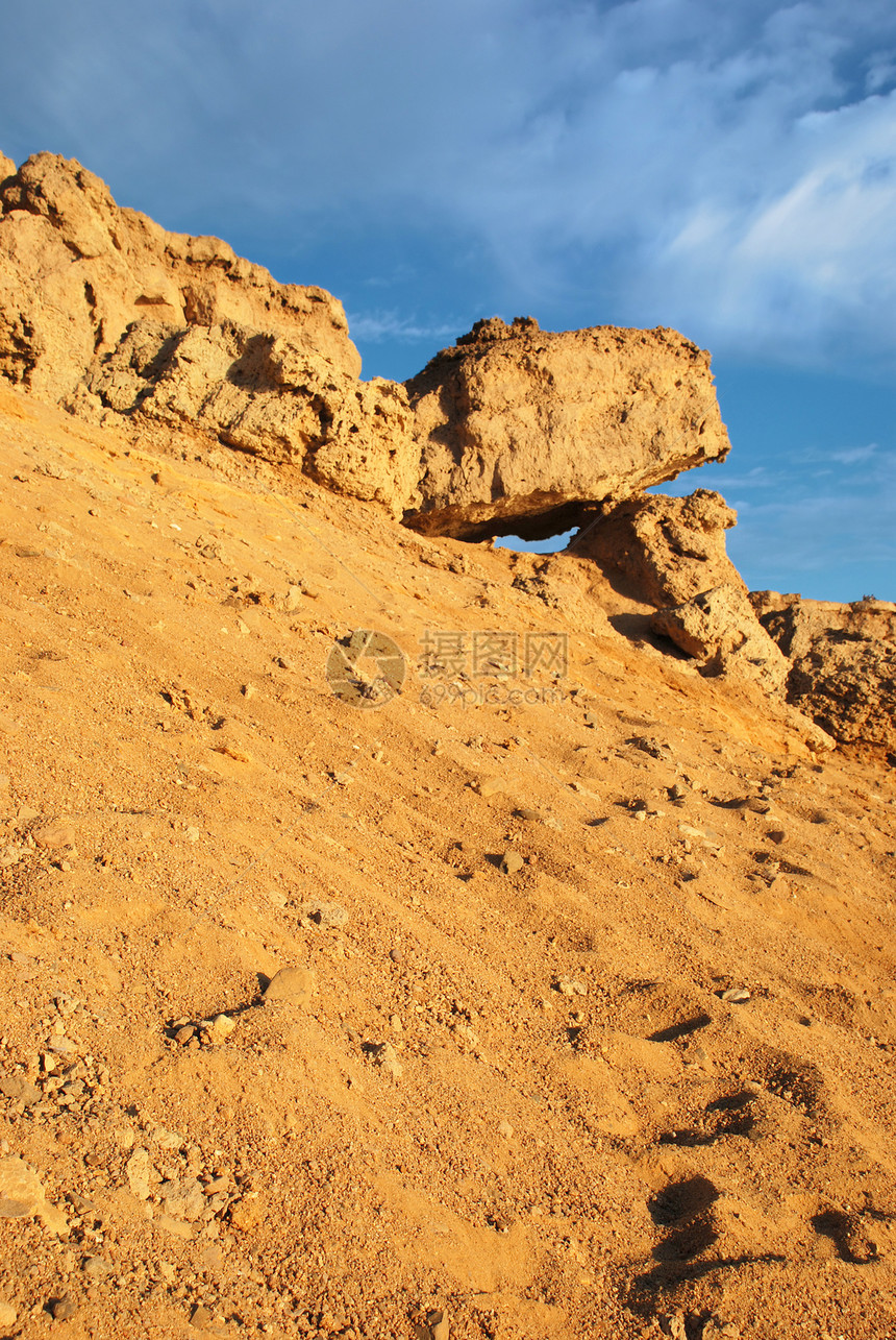 沙沙漠中的非洲地貌岩石形成情况黄色石头天空地平线沙漠风景山脉天气荒野美丽图片