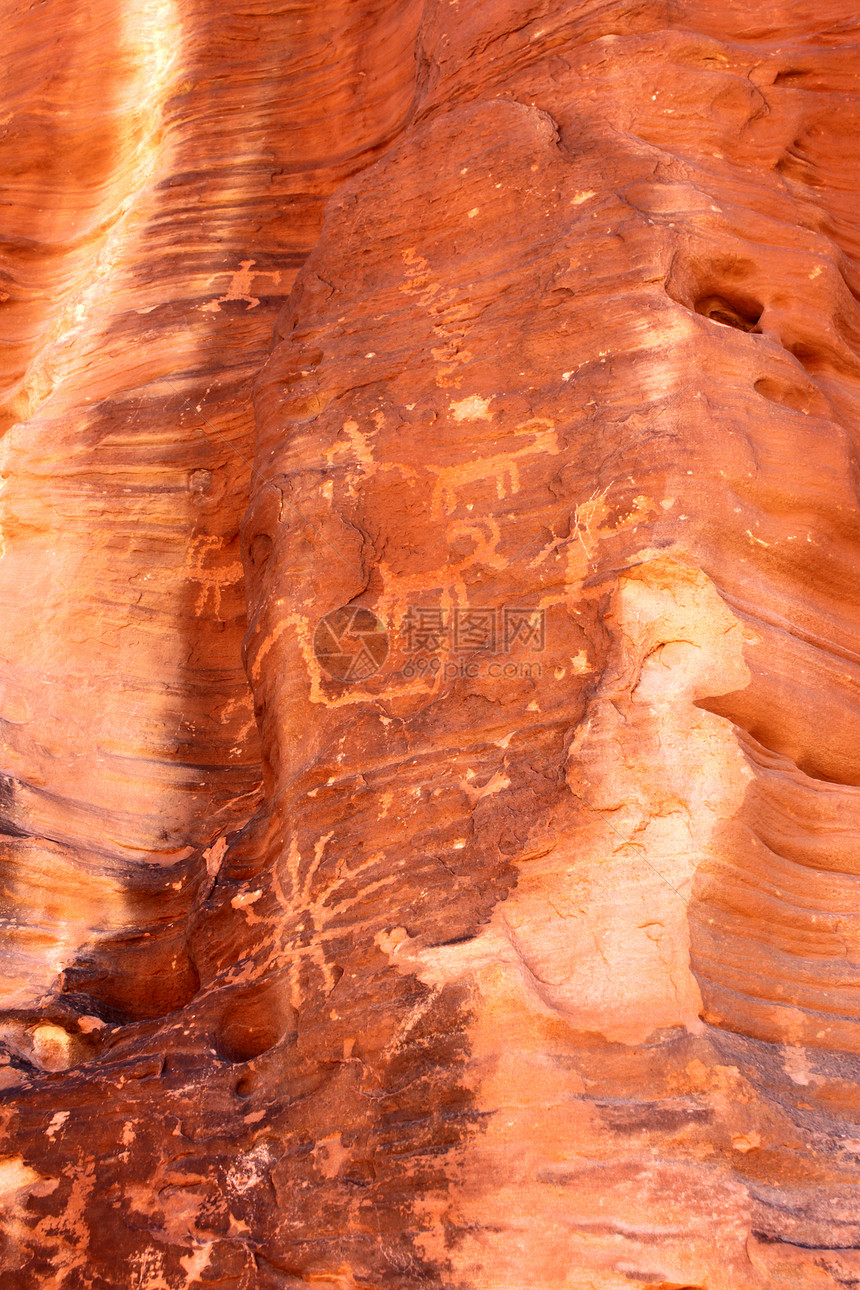 内华达州火灾谷的Petroglyphs表意思考峡谷岩石绘画文字公园岩画石油雕刻图片